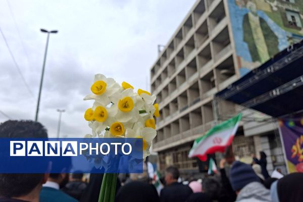 حضور اقشار مختلف مردم شهرری در راهپیمایی ۲۲ بهمن