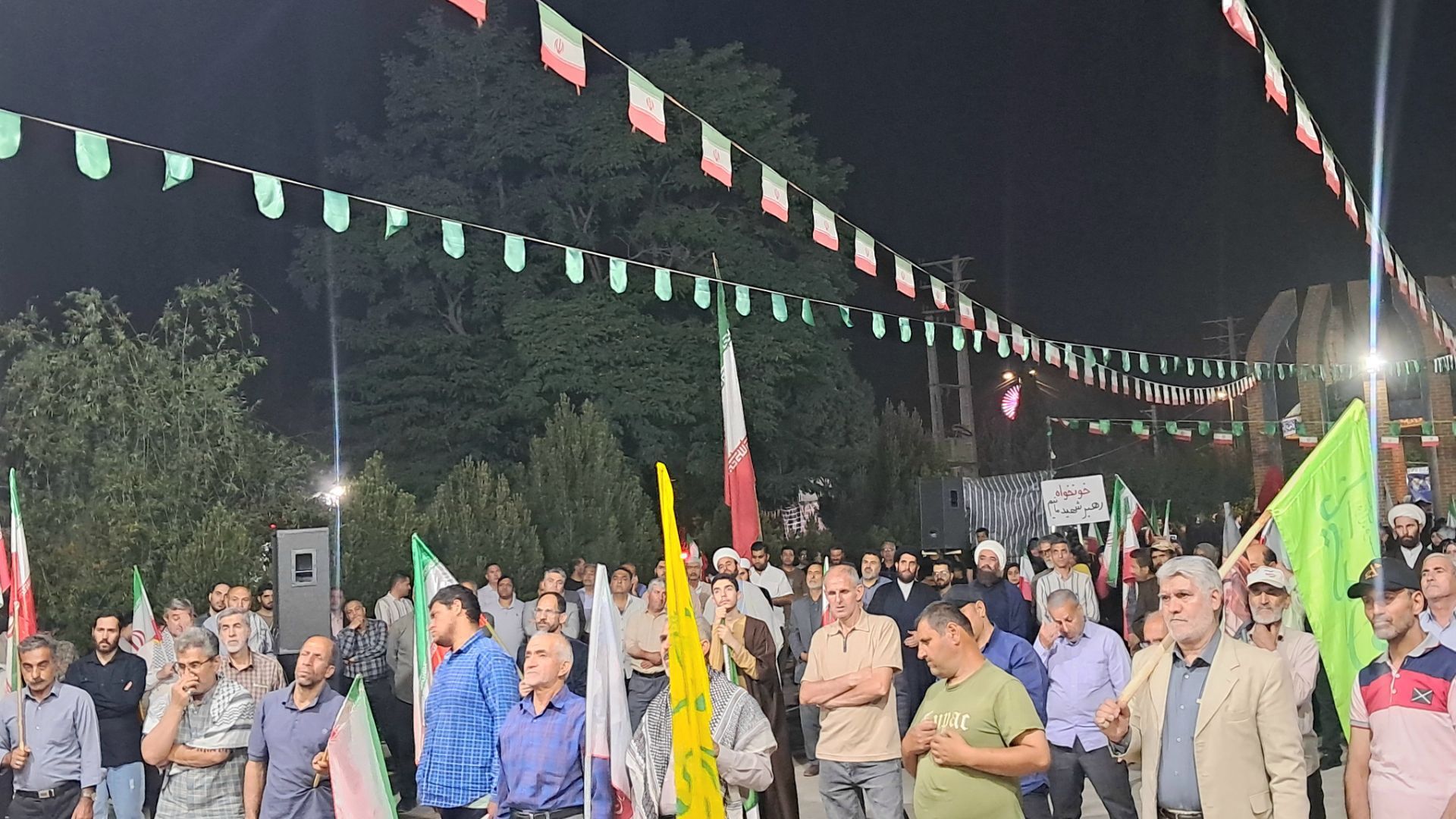 تجدید بیعت با رهبر انقلاب در شب هشتادو نهم
