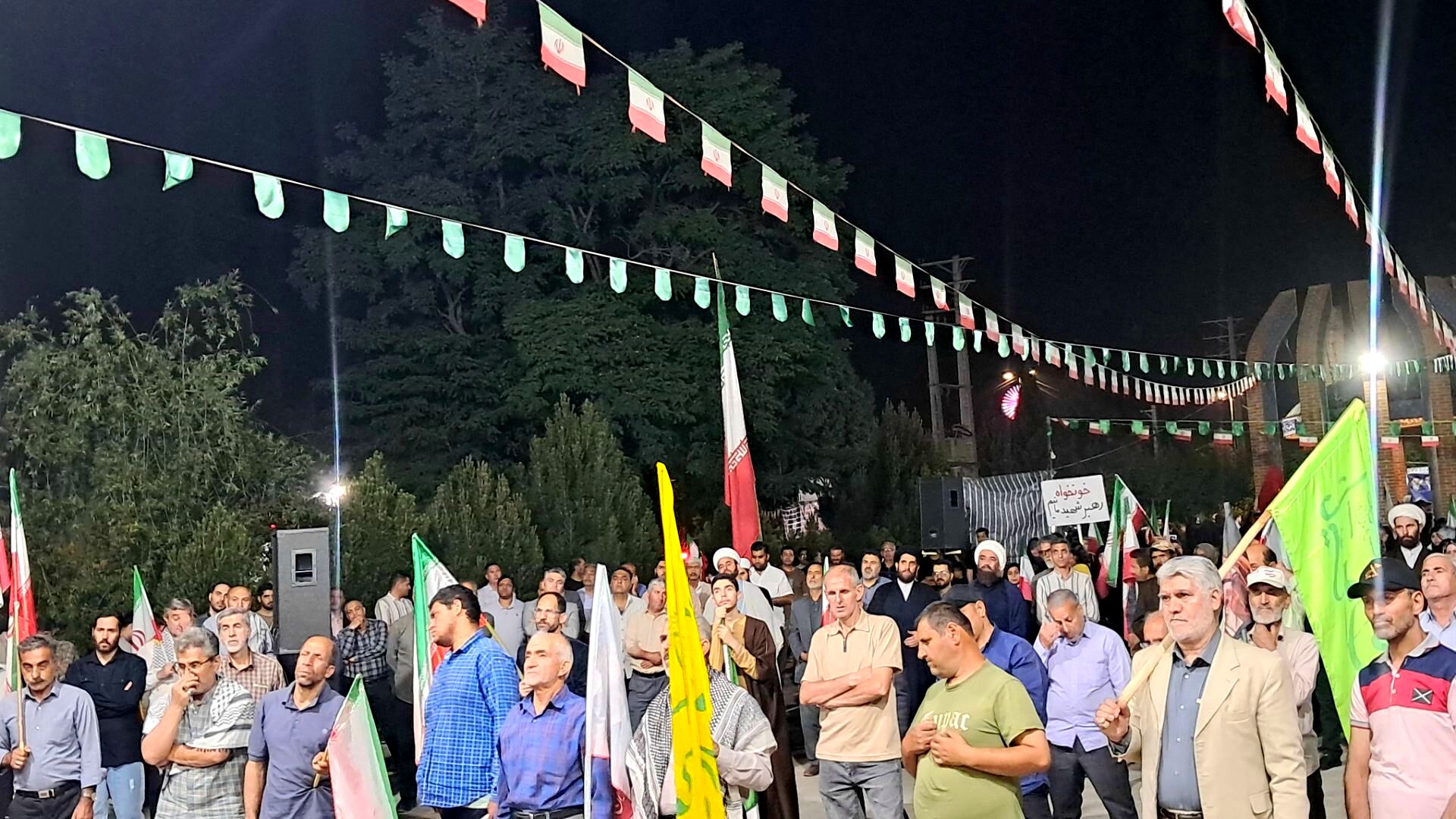 تجدید بیعت با رهبر انقلاب در شب هشتادو نهم