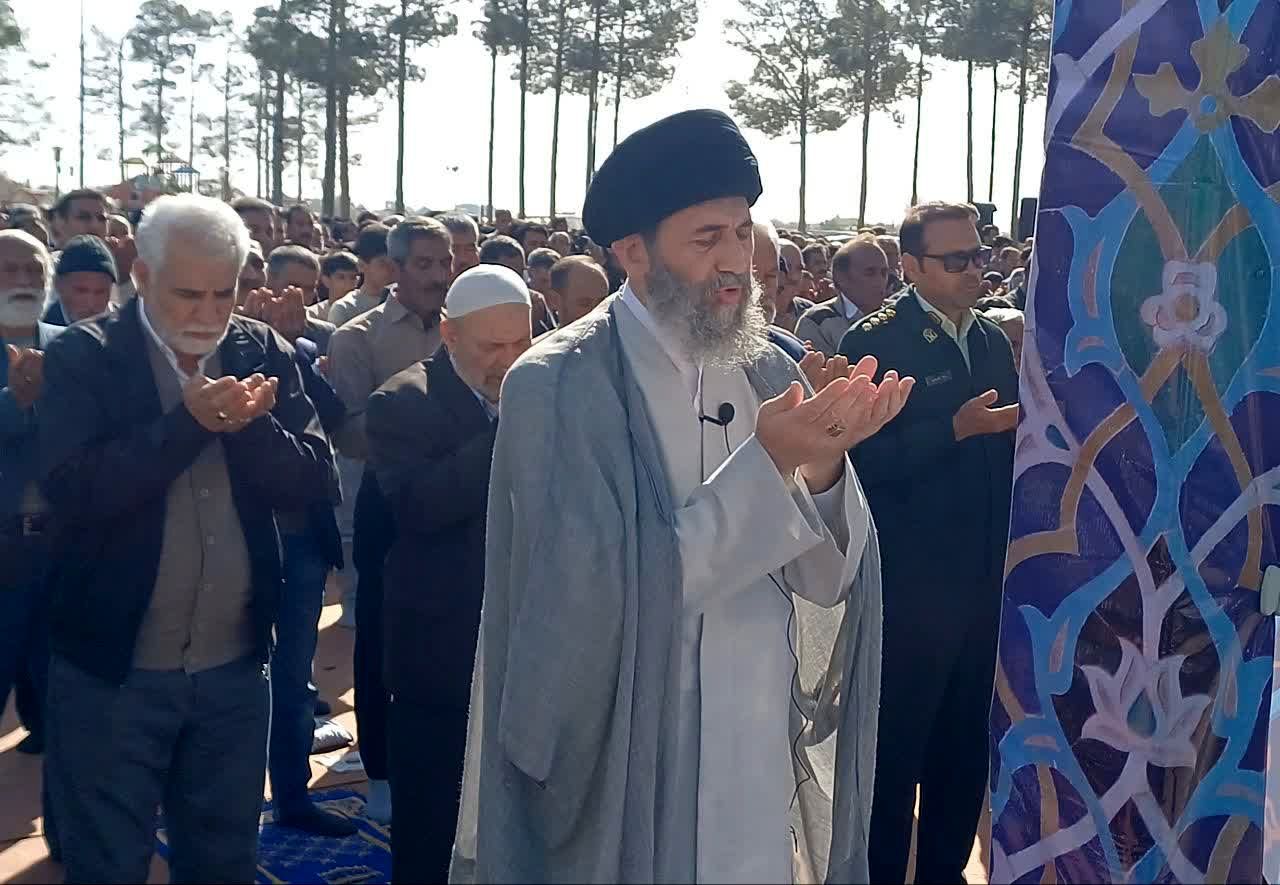 اقامه نماز با شکوه عید فطر به امامت امام جمعه حبیب آباد