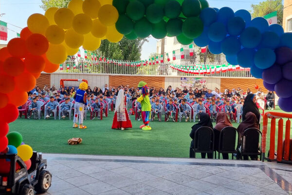 جشن شکوفه‌ها در دبستان آذر صابر ناحیه ۴ شیراز 