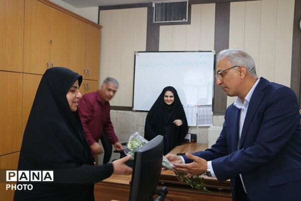 شاخه ای گل؛ هزاران قدردانی