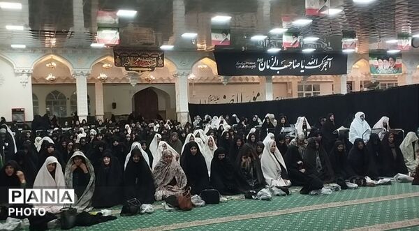  نماز جماعت در امامزاده سید حمزه کاشمر 