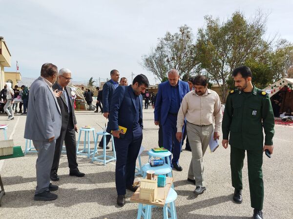 نمایشگاه دست‌سازه‌های دانش‌آموزی و بازارچه مدرسه‌ای در مدرسه شهید رنجبر