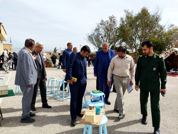 نمایشگاه دست‌سازه‌های دانش‌آموزی و بازارچه مدرسه‌ای در مدرسه شهید رنجبر