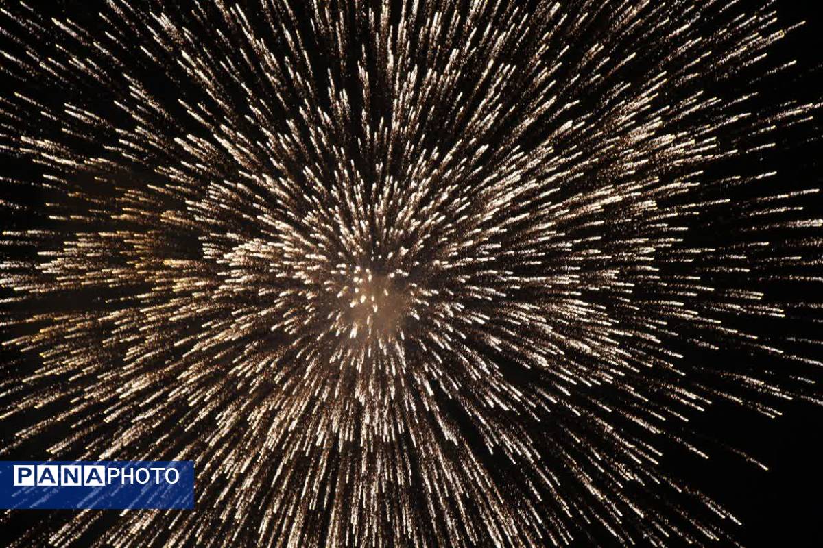 نورافشانی و گلبانگ الله اکبر در یزد، جلوه‌ای از جشن سالگرد پیروزی انقلاب