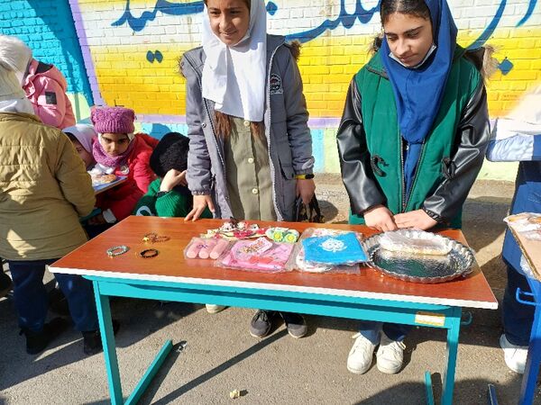 برپایی بازارچه درون مدرسه‌ای در دبستان ربابه هاشمیان یزدی شیروان