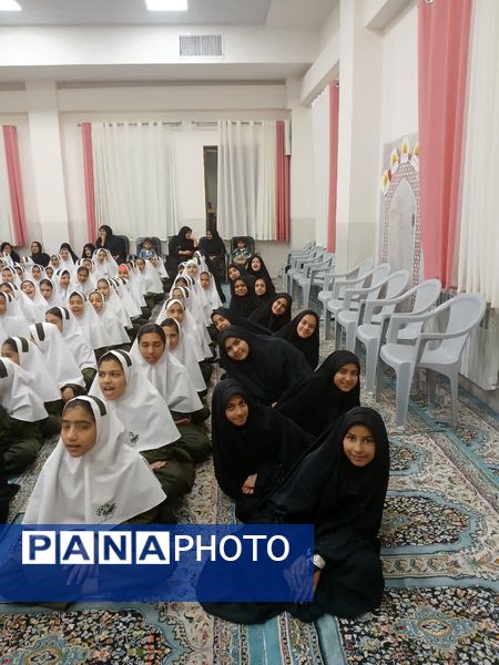 نسیم دانایی در کویر مروست: هفته کتاب و کتاب‌خوانی با شور و نشاط در مدرسه زینب(س) 