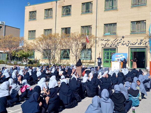 جشن روز دانش آموز در مدرسه نمونه وکیلی ۱۰ استاد شفیعی کدکنی