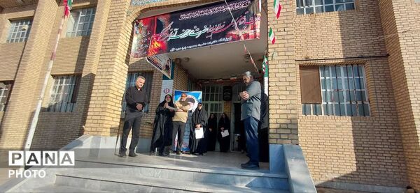 تقدیر از برگزیدگان کشوری جشنواره نوجوان خوارزمی در دبیرستان حضرت معصومه(س) شهر جعفریه