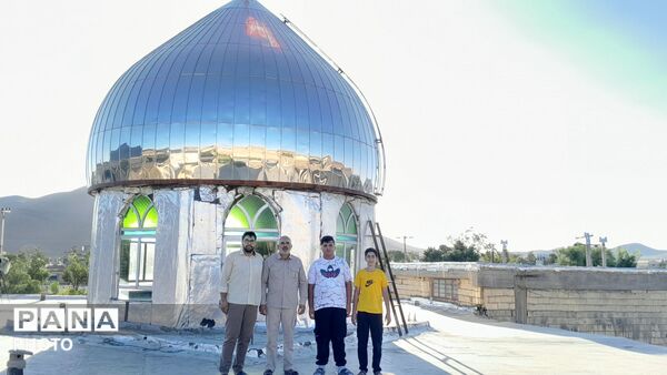 مراسم اهتزاز پرچم سرخ خونخواهی رهبر شهید بر گنبد مسجد الزهرا (س) شهربن