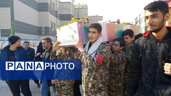 وداع دانش‌آموزان مراغه با شهید گمنام