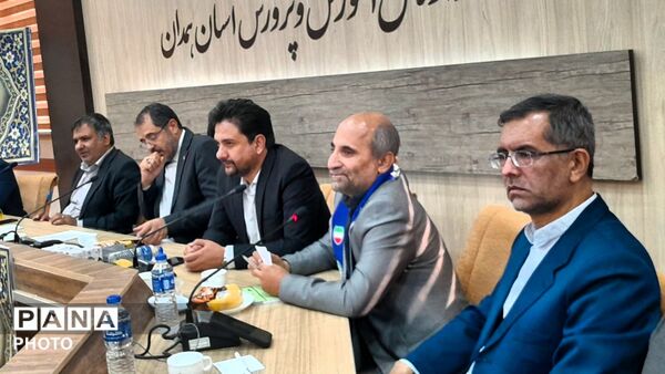 نشست صمیمی مدیر کل آموزش و پرورش استان همدان با دانش آموزان خبرگزاری پانا