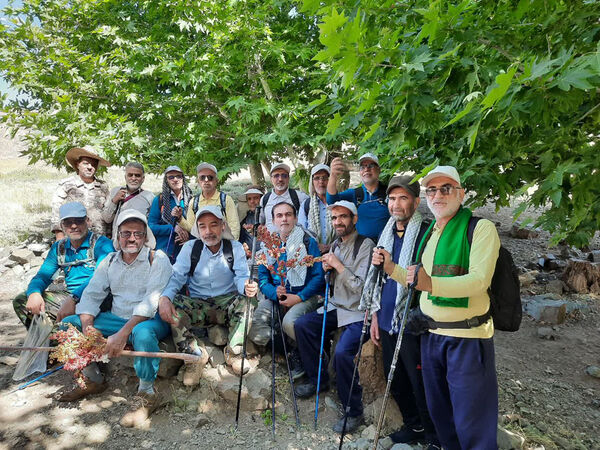 کوه‌پیمایی پیشکسوتان قم در آستانه سالگرد ارتحال حضرت امام(ره)