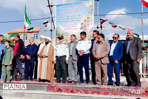 یادبودی در مسیر دوچرخه برای قهرمانان کوچک میناب