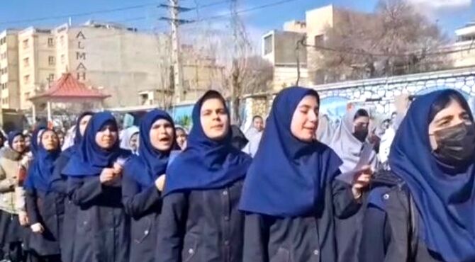 طنین سرود «ایرانمون» در دبیرستان حضرت معصومه(س) ناحیه ۴ کرج