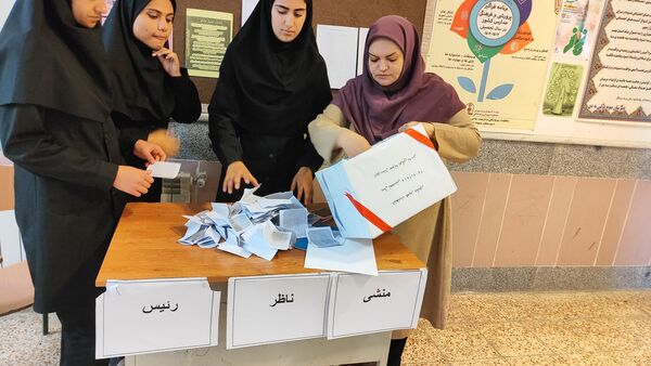 برگزاری انتخابات همیار مشاور در مدرسه نمونه دولتی ۹ دی یاسوج با شعار «همیار مشاور برتر، مدرسه برتر»