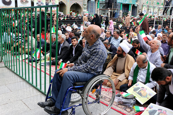 حضور پرشور نوجوانان قمی در آیین استقبال از رئیس جمهوری 