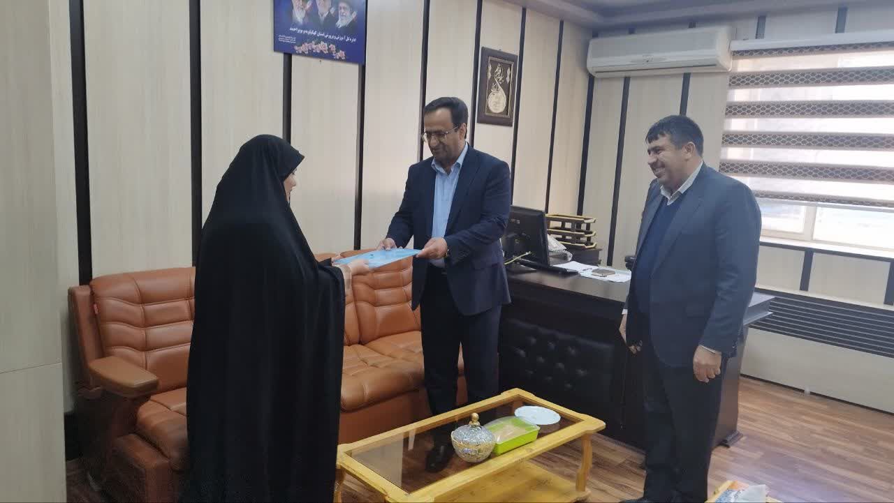 تجلیل مدیرکل آموزش و پرورش کهگیلویه و بویراحمد از معلم خلاق یاسوجی