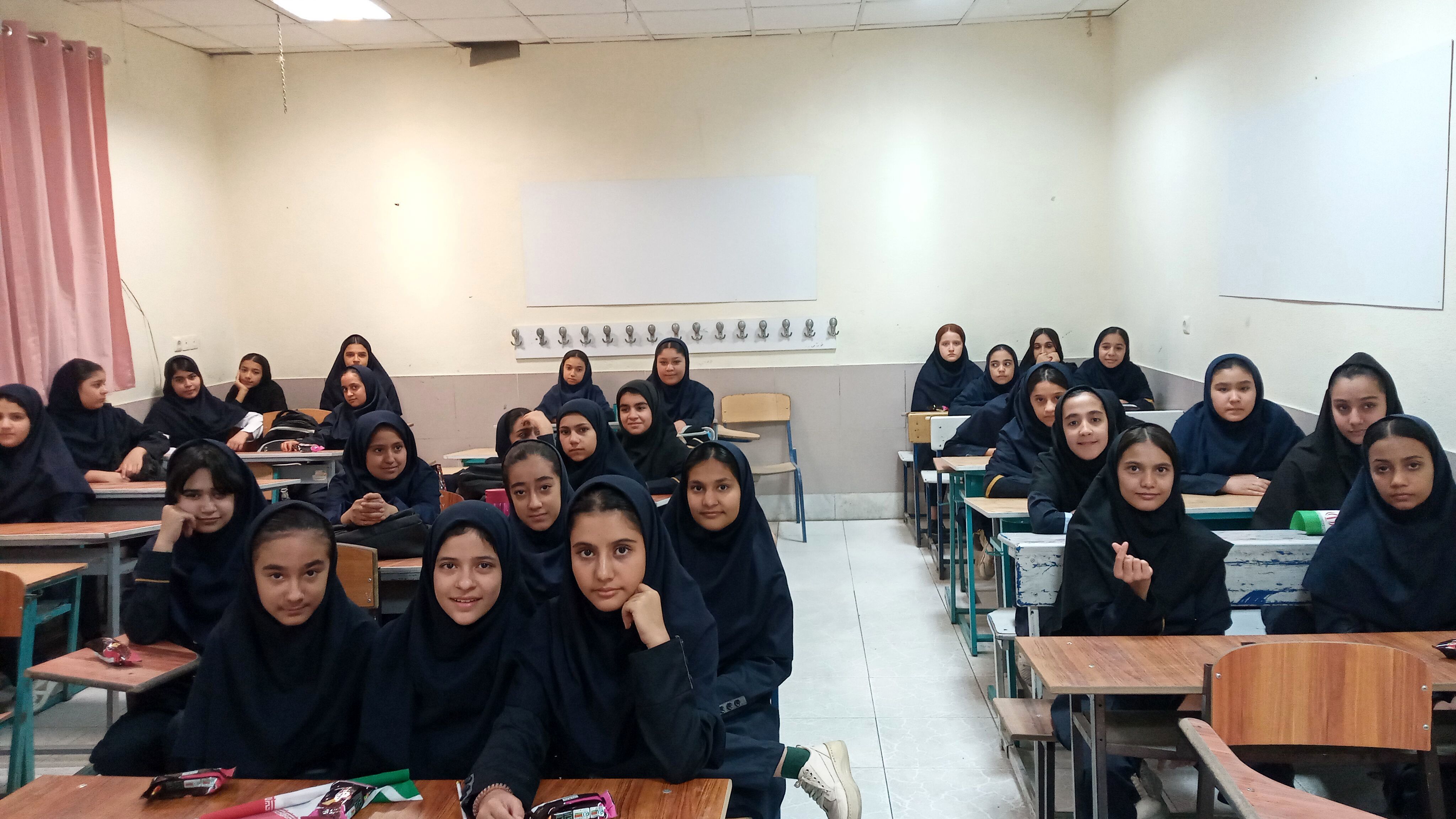 آیین بازگشایی مدارس و استقبال از دانش آموزان در دبیرستان میرزا جعفر سروقد ناحیه یک مشهد