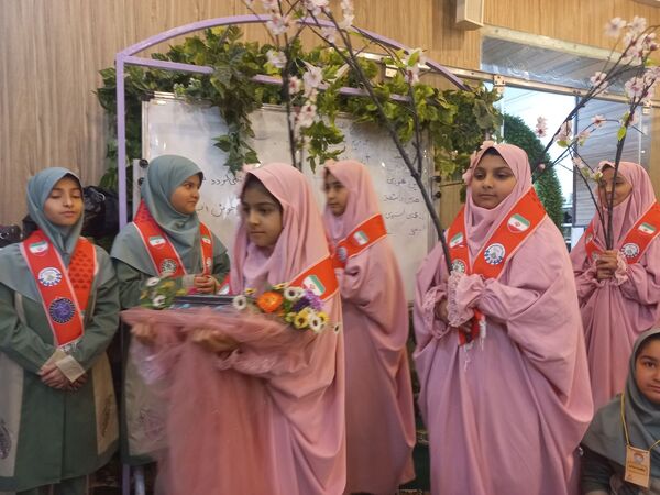 مراسم روز دانش آموز در دبستان دخترانه شاهد تحقیقی ناحیه ۶