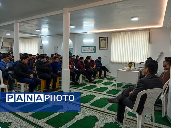 جلسه تجربه گردانی با قبول شدگان کنکور سراسری در دبیرستان نمونه آیت‌الله خامنه‌ای