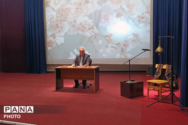 نشست مجمع عمومی انجمن اولیا و مربیان در دبیرستان نمونه دولتی ۹ دی