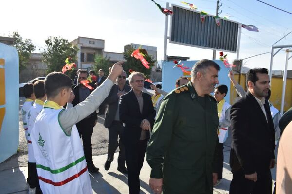 نواخته شدن زنگ انقلاب در مدرسه نمونه دولتی شهید علی آزادی خواه