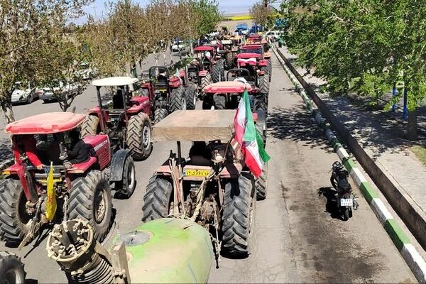 حرکت کاروان «تراکتورها» در شهر جعفریه قم 