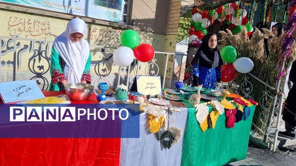 آیین نمادین نواختن زنگ مهر و مقاومت در دبیرستان حضرت معصومه(س) شهرستان فیروزکوه 