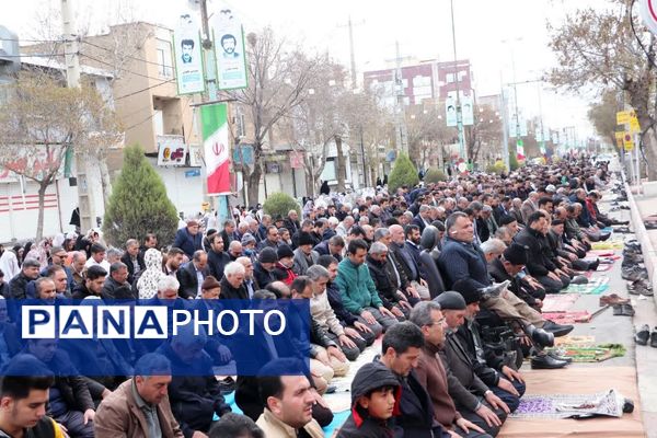 صفوف به‌هم پیوسته نمازگزاران در قروه