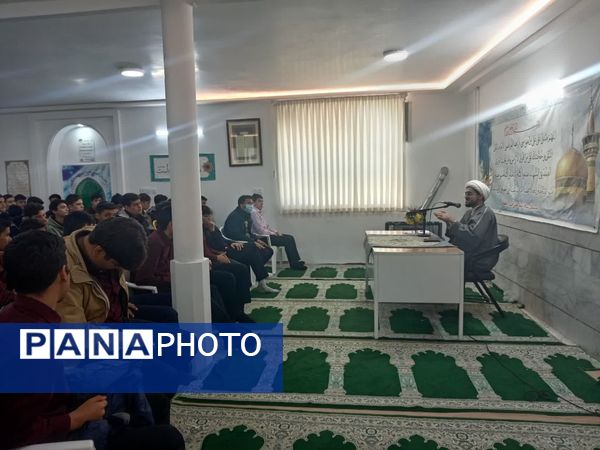 جلسه پرسش و پاسخ با موضوع دستاورد‌های انقلاب اسلامی در دبیرستان نمونه آیت‌الله خامنه‌ای