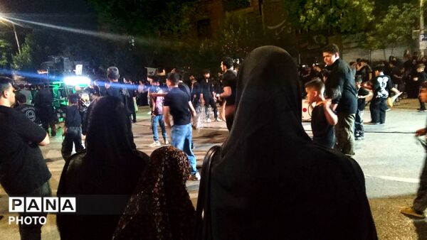 مراسم زنجیر زنی در شب تاسوعای حسینی در حسینیه امام خمینی(ره)نیشابور