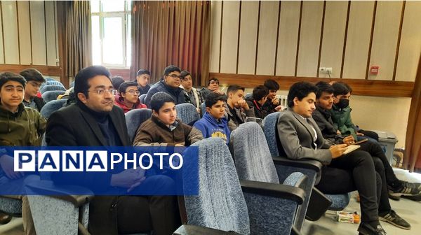اولین نشست روسای تشکل‌های دانش‌آموزی مدارس سمپاد استان در دبیرستان فرزانگان ۲دوره دوم ناحیه۷ مشهد 
