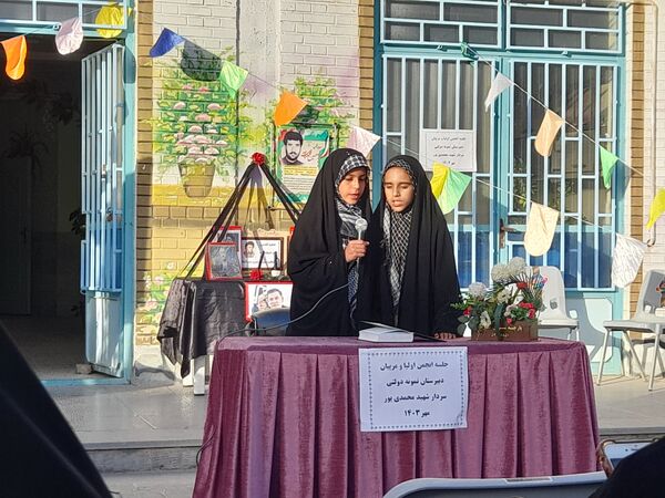 جلسه انجمن اولیا و مربیان در دبیرستان شهید محمدی‌پور