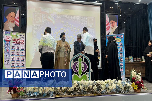 تجلیل از دانش‌آموزان تراز انقلاب اسلامی استان بوشهر