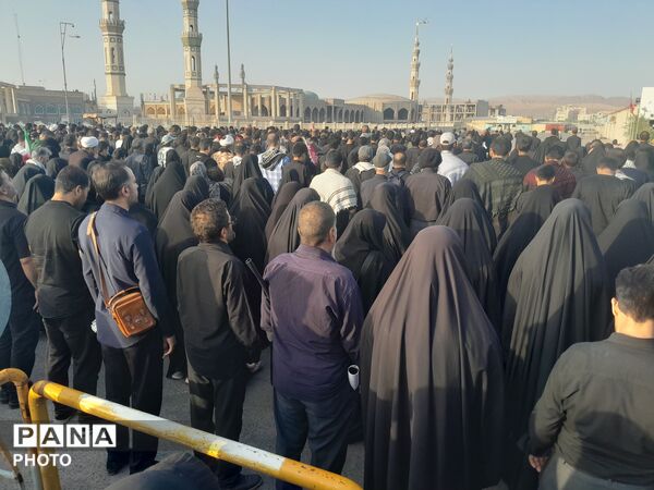 تشیع باشکوه رهبر شهید به همراه خانواده در مسجد مقدس جمکران