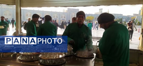 حضور خادمان اصفهانی در چایخانه امام رضا«ع» مشهد