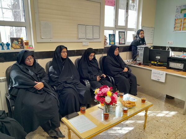 جلسه انجمن اولیا و مربیان در دبیرستان مادرمهربان خلیل آباد