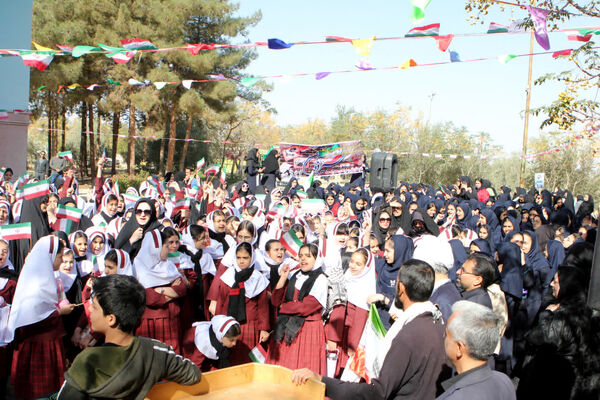 مجتمع مدارس سما کاشان ۱۳ آبان را با یاد شهدا و نام زهرا(س) گرامی داشت