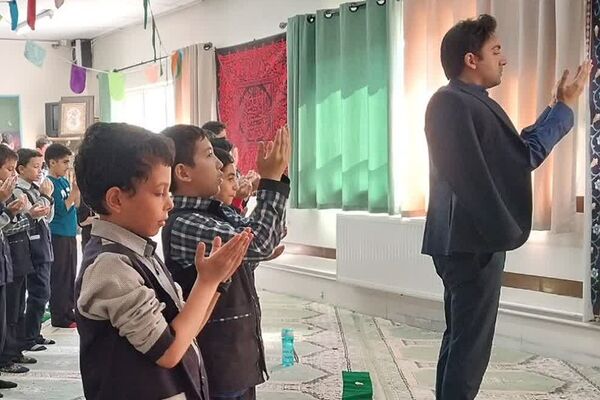 برگزاری نماز جماعت در دبستان شهید قلنبر ناحیه 2 شهرری 