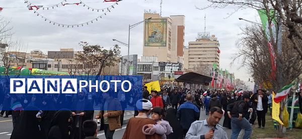 حضور گسترده و منسجم دانش آموزان و فرهنگیان منطقه ۱۰ در راهپیمایی ۲۲ بهمن ماه