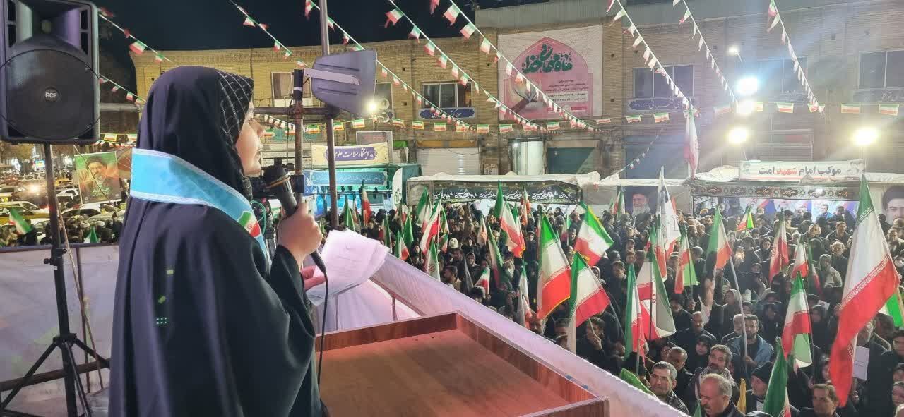 قرائت بیانیه دانش‌آموز زنجانی در مراسم چهلمین روز شهادت دانش‌آموزان میناب