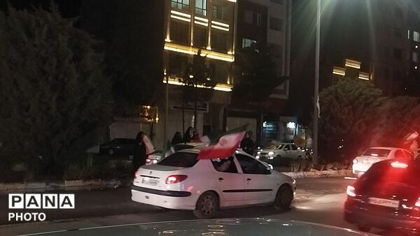 بلوار فضل پرشور از ماشین هایی با پرچم ایران 