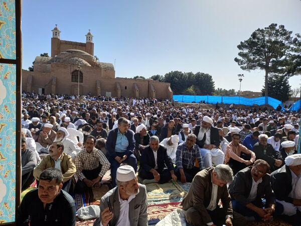 اقامه نماز عید فطر با حضور گسترده مردم اهل سنت تربت جام