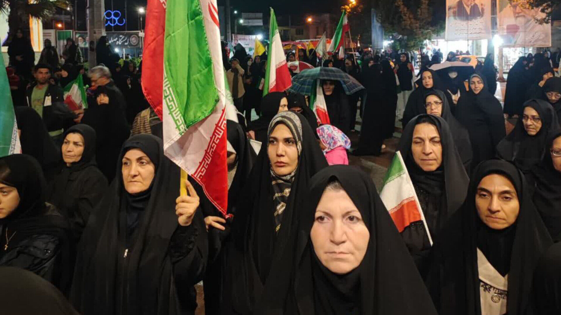 ۶۶ شبِ درخششِ وفاداری در کوهدشت؛ با شعارِ حمایت از رهبری 