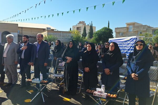آیین نواختن زنگ مدرسه با شروع سال تحصیلی جدید 