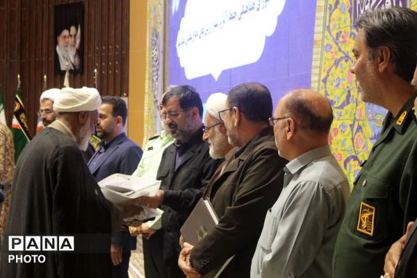 رونمایی از نخستین جلد دانشنامه دفاع مقدس استان قم