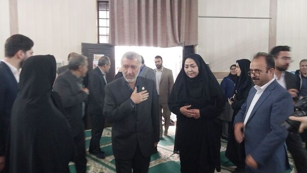 نواختن زنگ پژوهش در دبیرستان خاندان قفلی ناحیه ۷