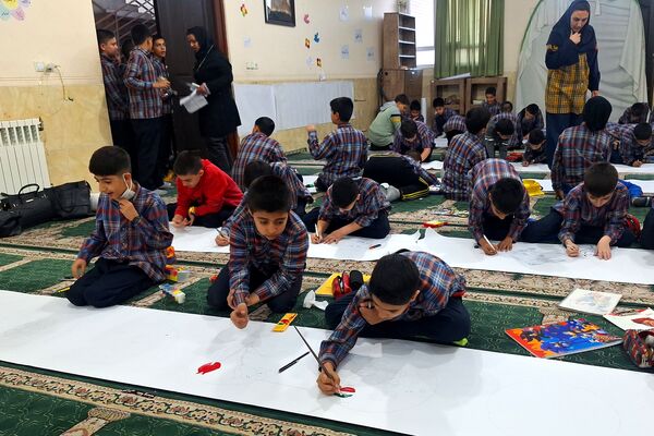 برپایی نقاشی همگانی در هفته ماها در آموزشگاه معارف۶ ناحیه ۳شیراز 